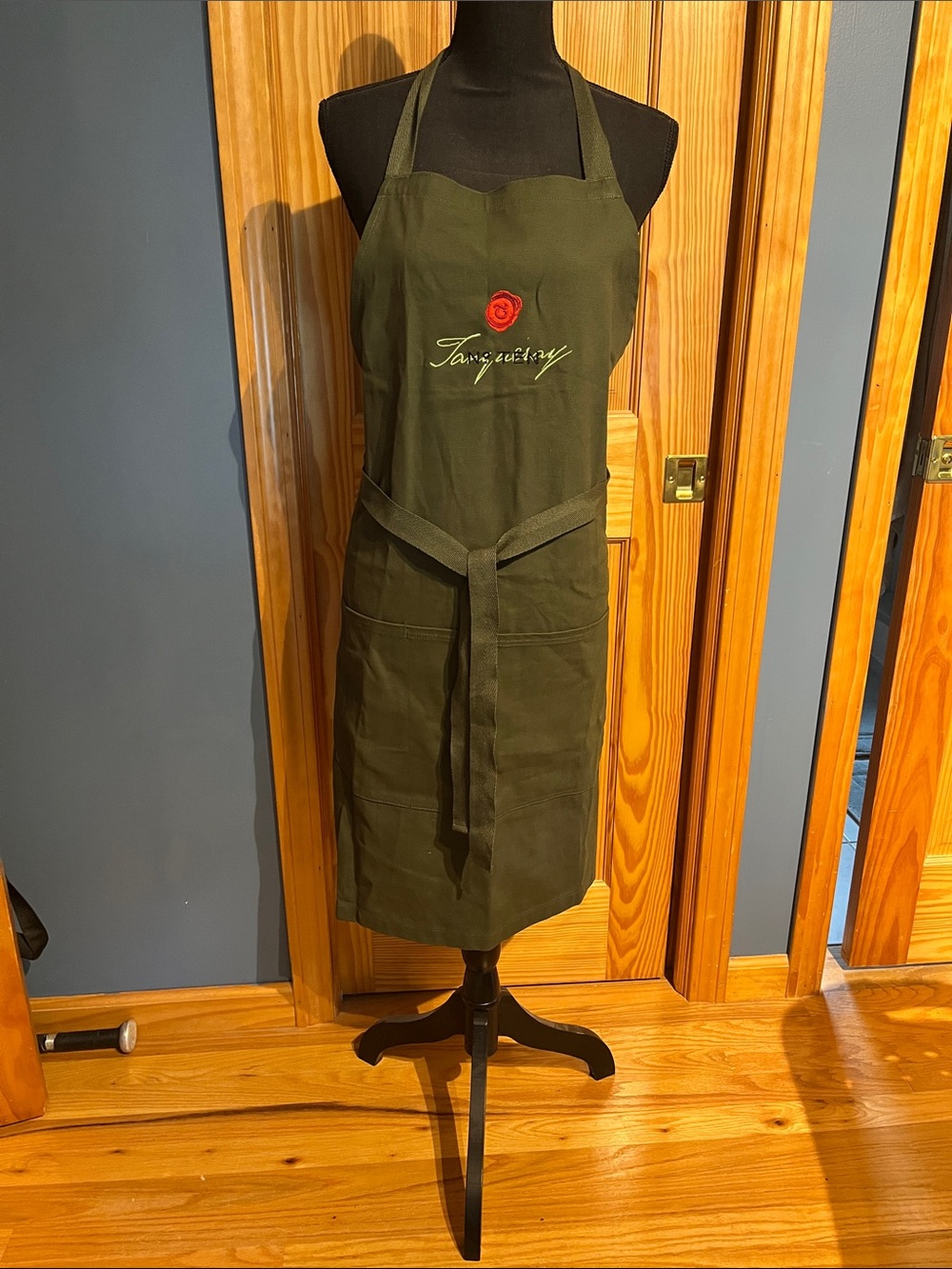 Tangueray No 10 Apron